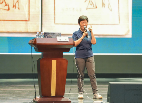 谢军在深圳北理莫斯科大学讲台前作分享。