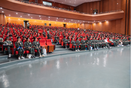 深圳北理莫斯科大学礼堂内，身着军训服的学生聆听分享。