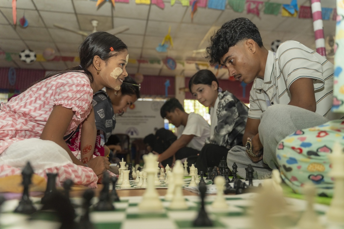 罗兴亚难民营国际象棋项目的参与者。