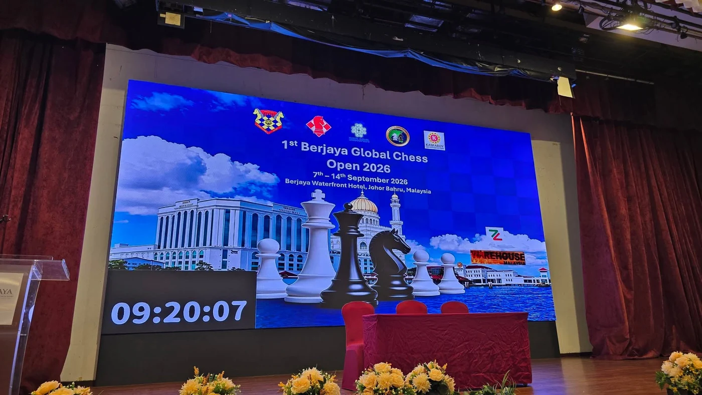 赛事主办方公布的开幕会场照片；背景为早期9月7日至14日活动海报。