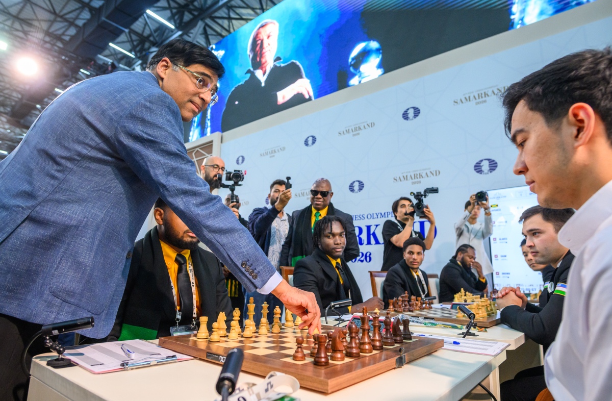 阿南德在首轮公开组比赛中代走开棋着。