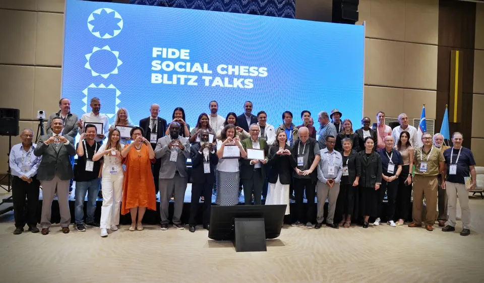 多位嘉宾站在社会国际象棋短讲会场舞台前合影。