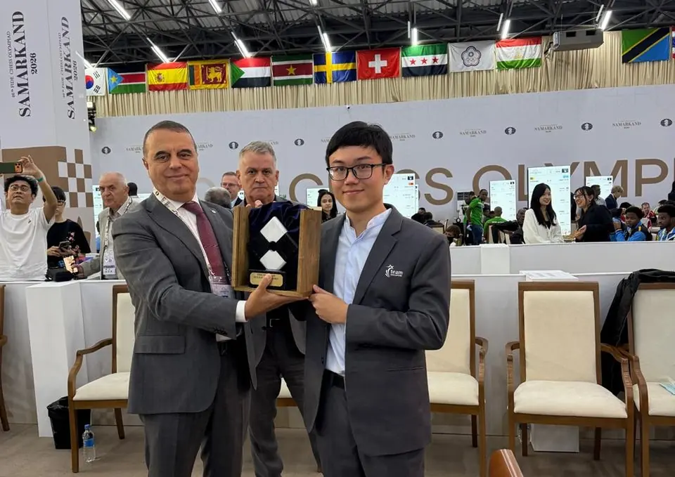 国际棋联公布的Tin Jingyao手持奖杯照片。