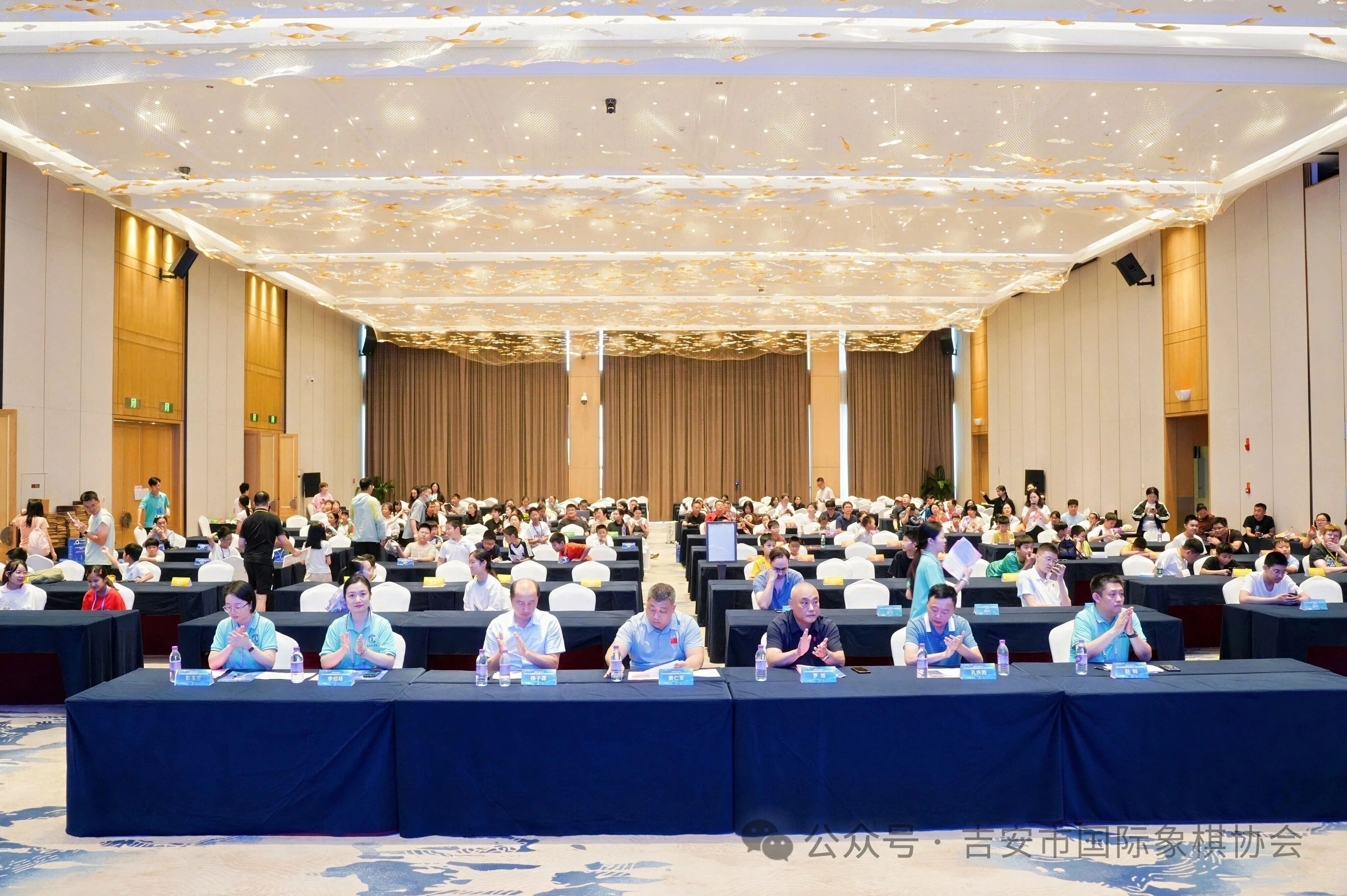 吉安站闭幕式会场与前排嘉宾。