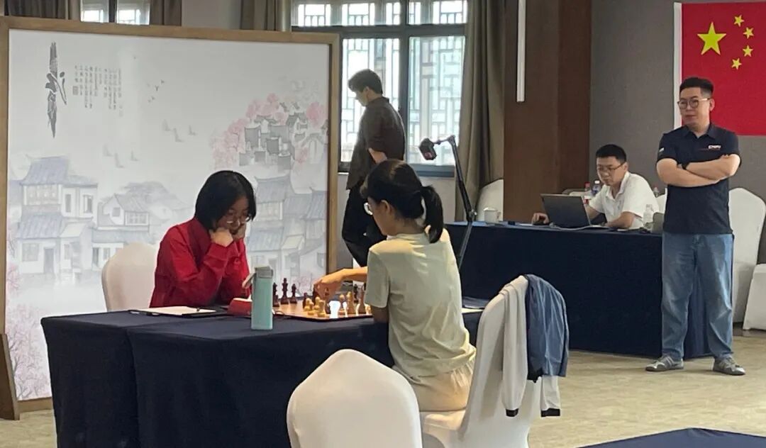 国际象棋选拔赛女子组对局近景。