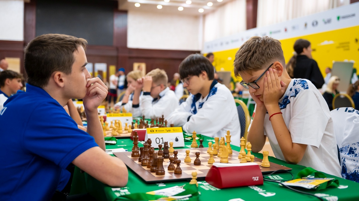 国际棋联收官战报刊载的欧洲区比赛对弈照片。