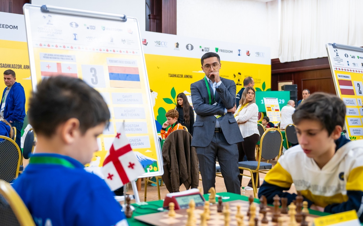 国际棋联收官战报刊载的欧洲区比赛现场。