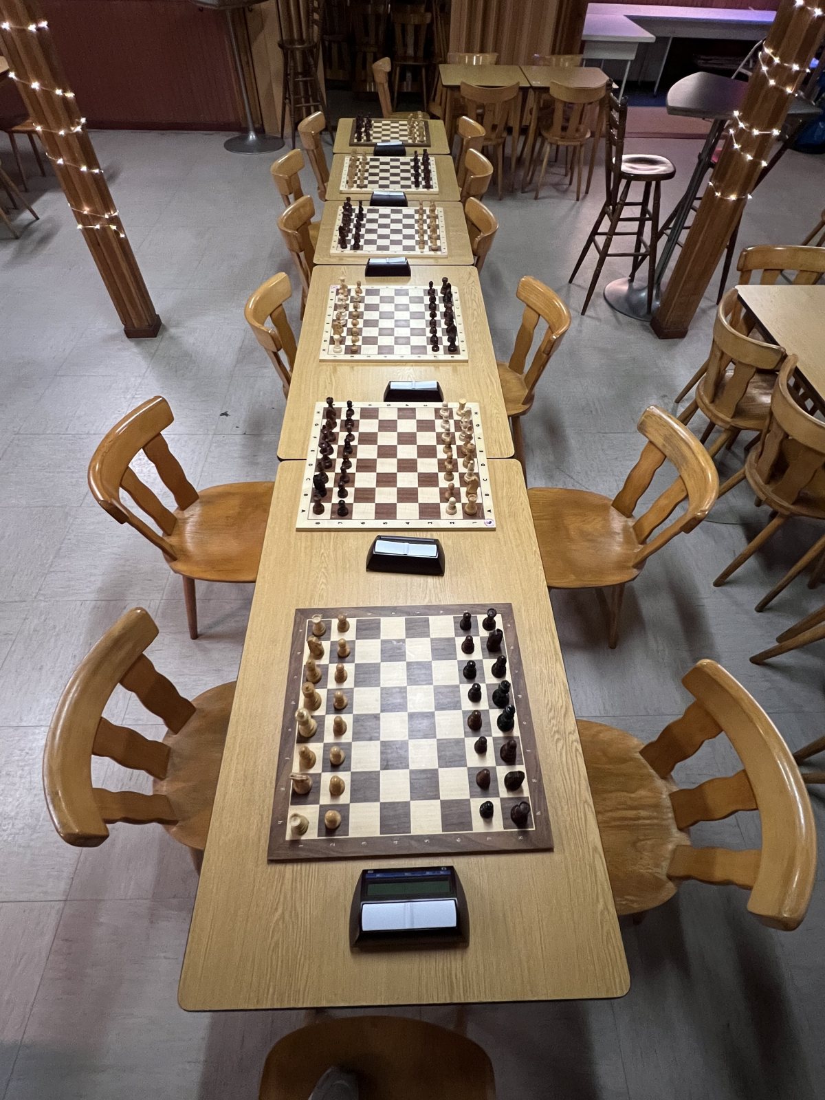 斯特林根聚会开始前摆好的棋盘和数字棋钟。