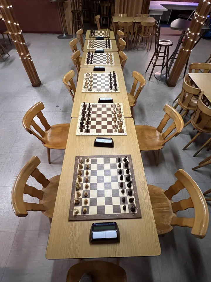 斯特林根聚会开始前摆好的棋盘和数字棋钟。