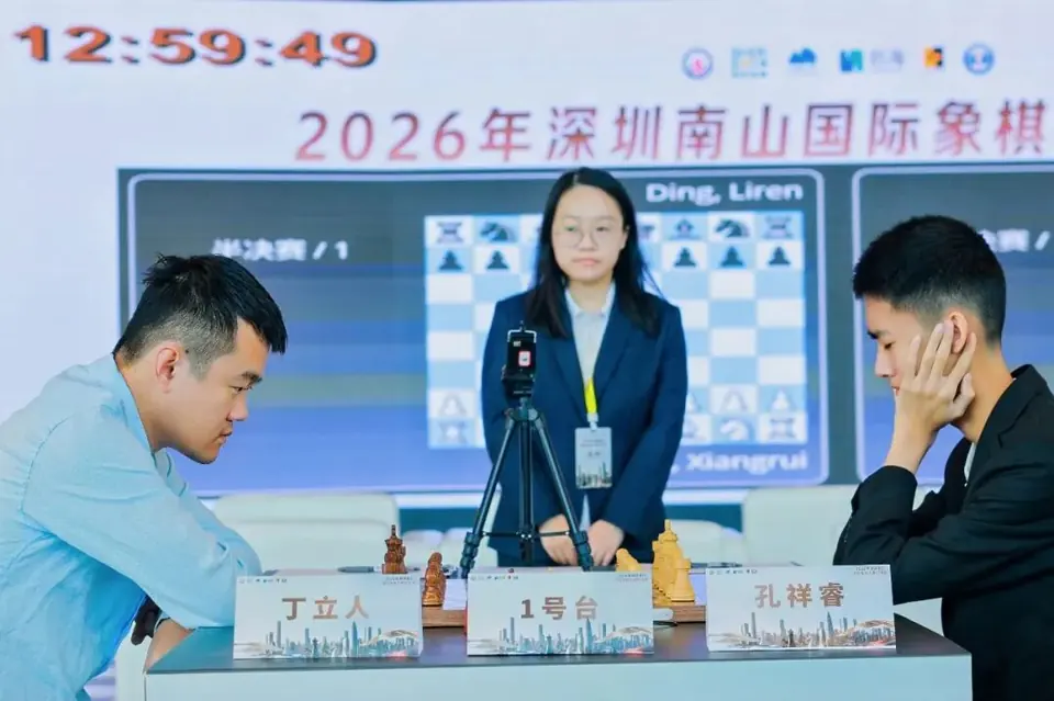 丁立人（左）与孔祥睿在南山大师赛半决赛中对弈。