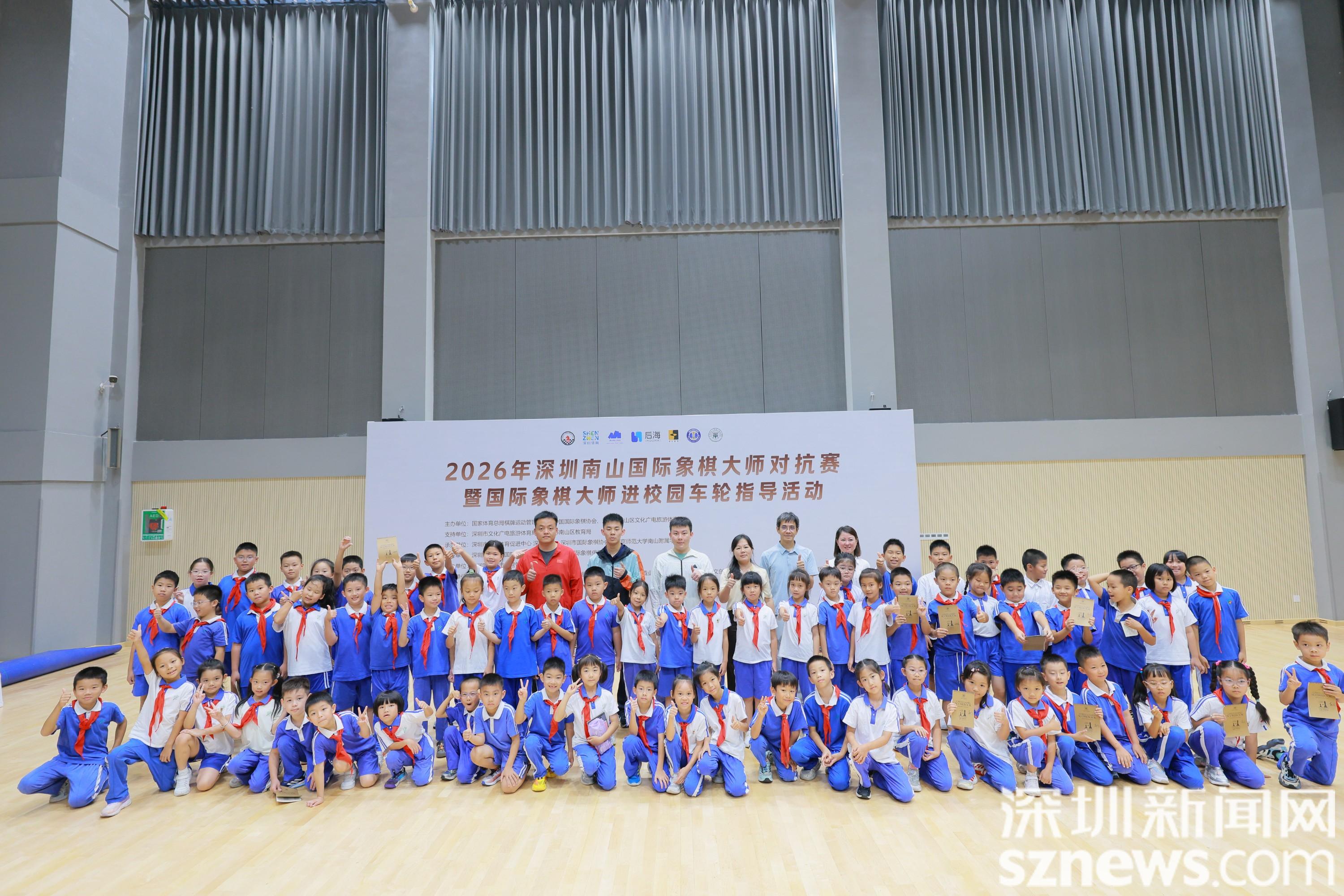 北师大南山附属学校小学部“大师进校园”车轮指导活动合影。