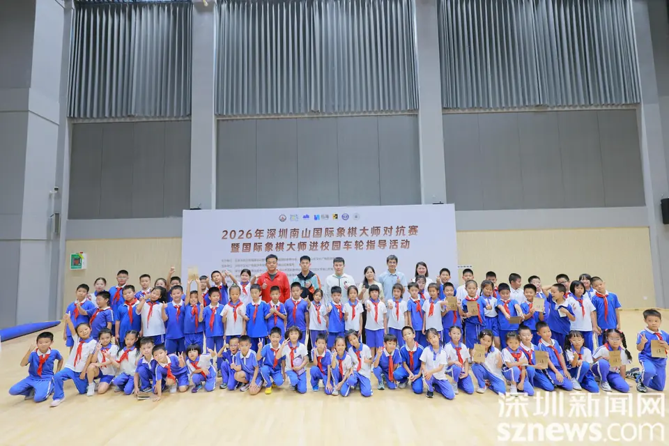 北师大南山附属学校小学部“大师进校园”车轮指导活动合影。